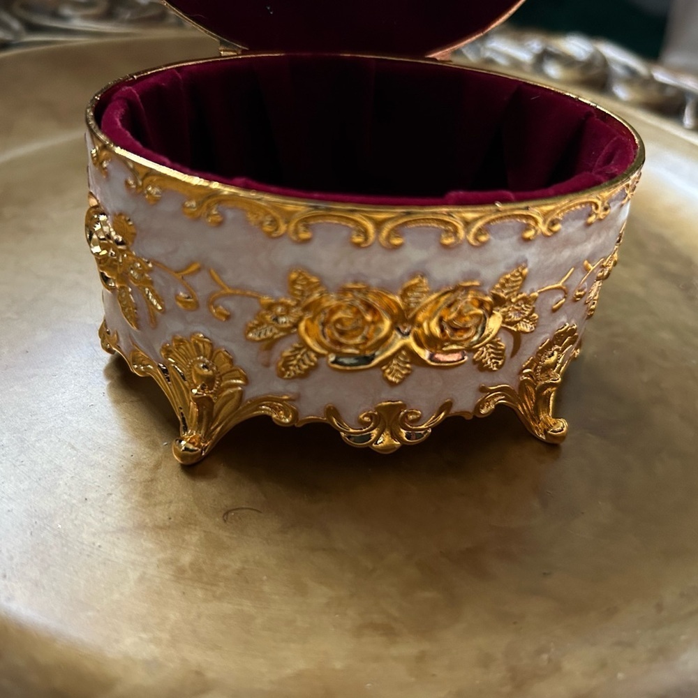 NWOT Vintage Style Gold and Beige Jewelry Box - Picture 5 of 5